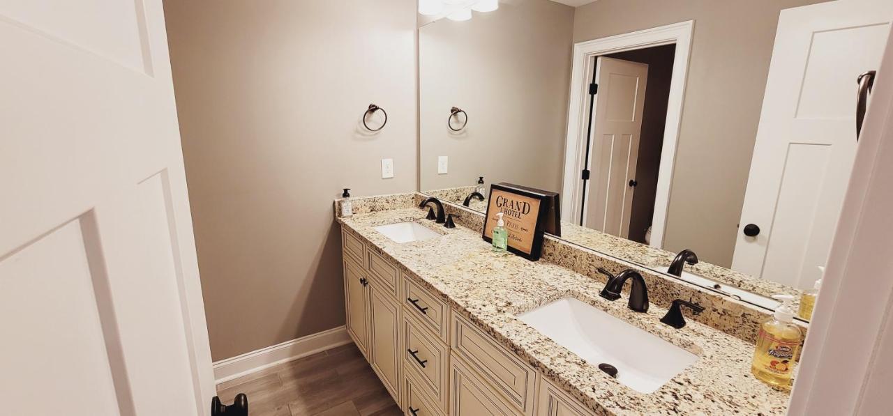 Spacious Deluxe House For You, Your Family And Friends Charlotte Exterior photo